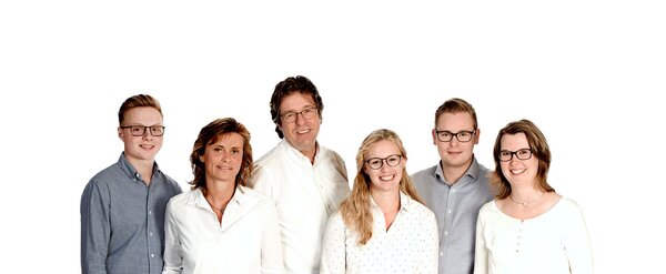 Sechs freundliche Mitarbeiter eines Unternehmens stehen zusammen vor weißem Hintergrund.